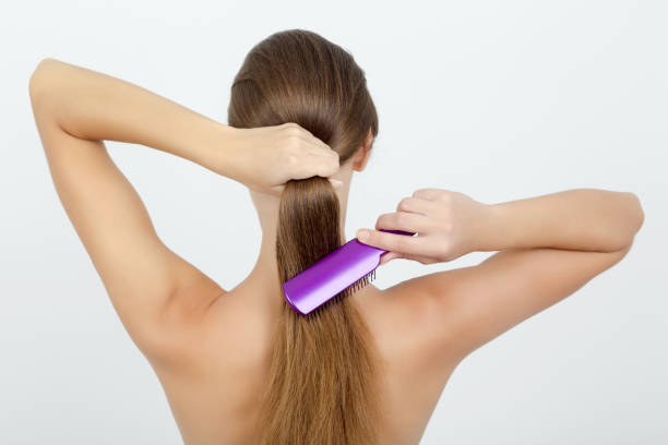 mujer cepillar el cabello largo - long hair rear view brown hair the human body fotografías e imágenes de stock
