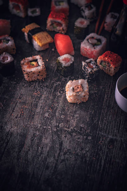 odmiana sushi podawana z sosem sojowym i wasabi - sushi california roll salmon sashimi zdjęcia i obrazy z banku zdjęć