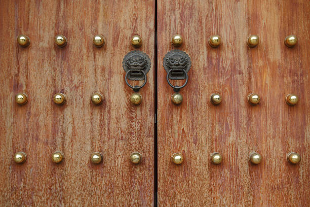 tempio di ingresso in cina - shanghai temple door china foto e immagini stock