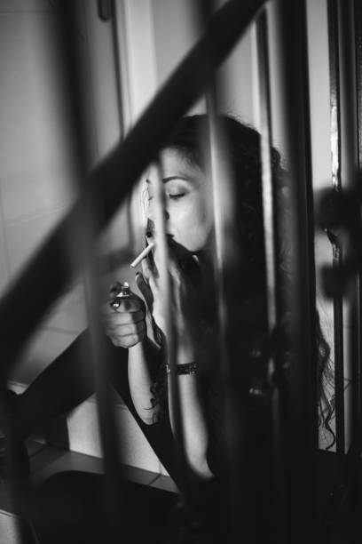 депрессивная девушка - cigarette addiction shock smoking стоковые фото и изображения