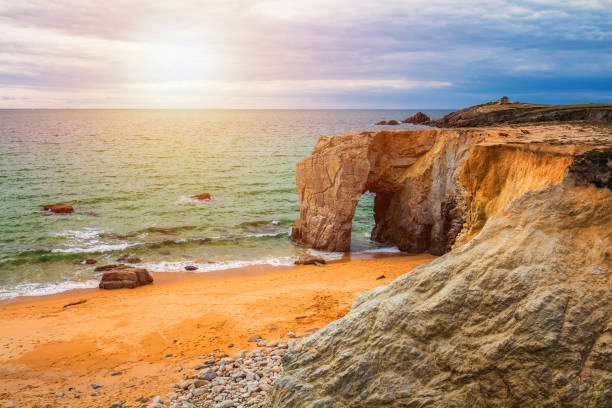 spektakularne naturalne klify i kamienny łuk arche de port blanc i piękne słynne wybrzeże, bretania (bretagne), francja, europa - brittany bay sea beach zdjęcia i obrazy z banku zdjęć