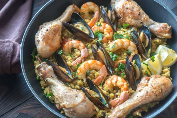 istock Seafood paella wuth chicken in the pan 923417098