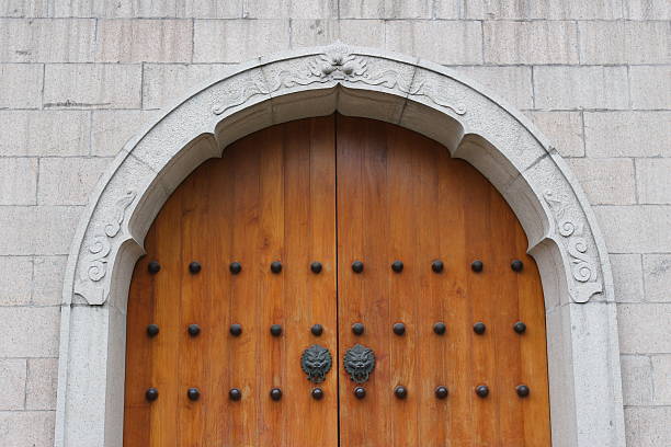 tempio di ingresso in cina - shanghai temple door china foto e immagini stock