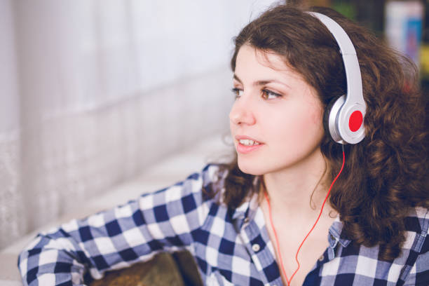 istock Listening Music 923441246