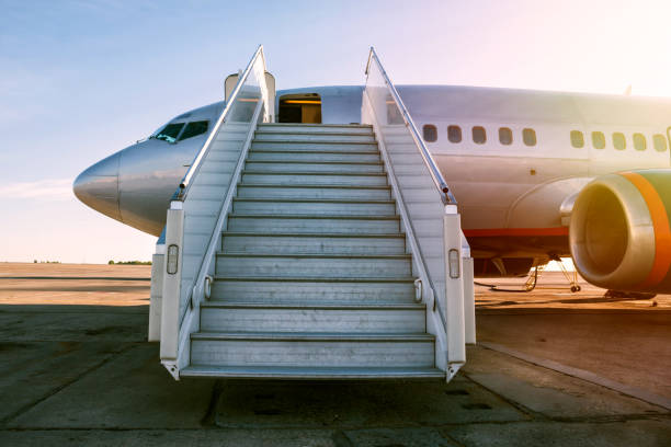 avion de passagers avec une carte d’embarquement les étapes dans le soleil du matin - embarquer photos et images de collection