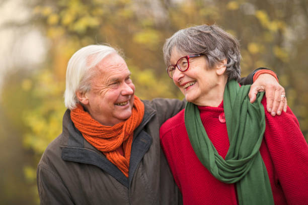 zwei senioren spaß - pair cheerful happiness heterosexual couple stock-fotos und bilder