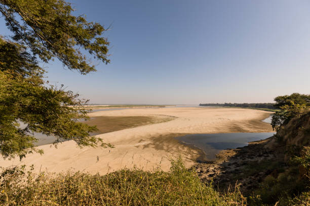 rio irrawaddy com banco de areia em bagan, myanmar - dusk shadow dry sandbar - fotografias e filmes do acervo