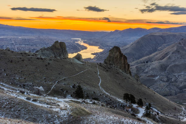 istock Saddle Rock and the Columbia River at Sunrise 923470362