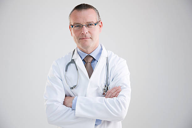 portrait d'un médecin - male doctor photos et images de collection