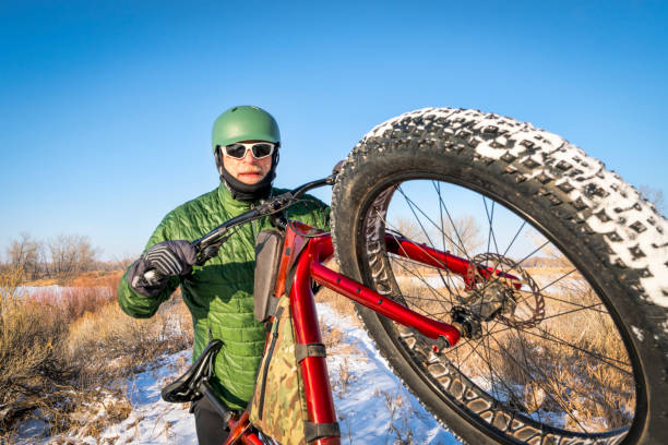 istock riding fat bike in winter 923472878