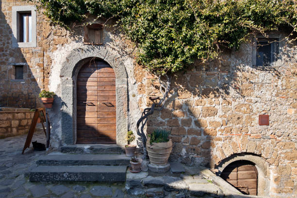 detalhe do edifício em civita di bagnoregio - civita di bagnoregio - fotografias e filmes do acervo