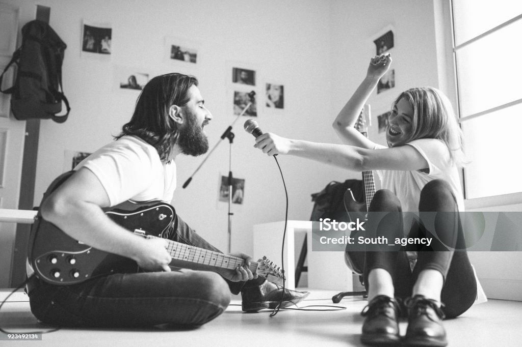 Cặp vợ chồng trẻ hát trong phòng thu âm - Trả phí Bản quyền Một lần Âm nhạc Bức ảnh sẵn có