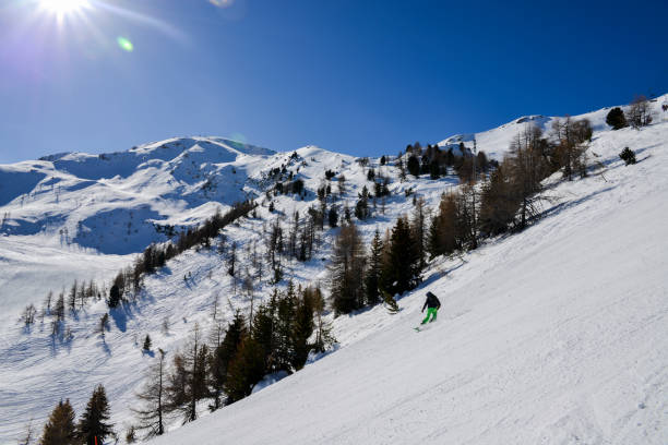 steilen gradienten piste in italienischen alpen mit einsamen erfahrene snowboarder richtung nach unten, gegen einen schönen blauen himmel - pila, vale d ' aosta, italien - dolomites ski lift winter ski track stock-fotos und bilder