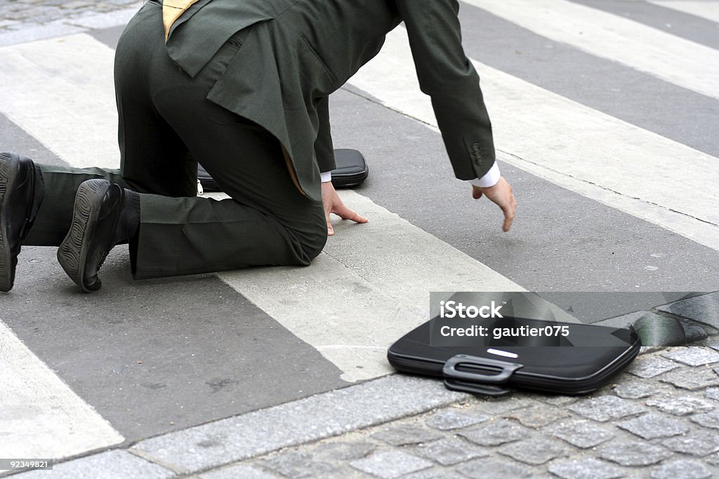 Empresario caer en la calle - Foto de stock de Caer libre de derechos