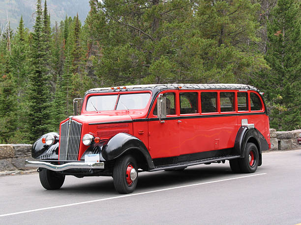 visite en bus - us glacier national park montana bus park photos et images de collection