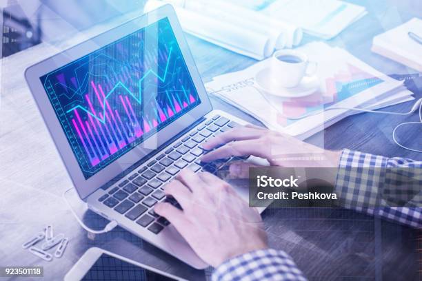 Finanzen Bericht Und Investmentkonzept Stockfoto und mehr Bilder von Analysieren - Analysieren, Arbeitsstätten, Ausrüstung und Geräte