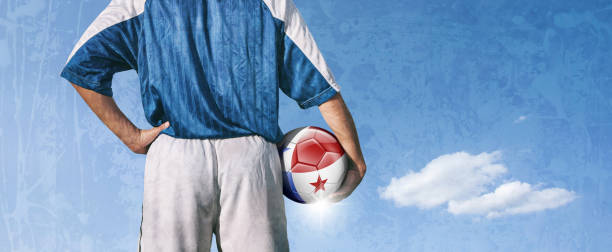 jugador de fútbol de panamá que bola con bandera panameña - bola 3d de bandera de panamá fotografías e imágenes de stock