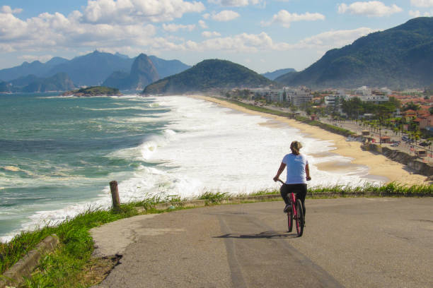 desconocido a la bicicleta en el punto de vista de la playa de piratininga, en niteroi - brazil bicycle rio de janeiro outdoors fotografías e imágenes de stock