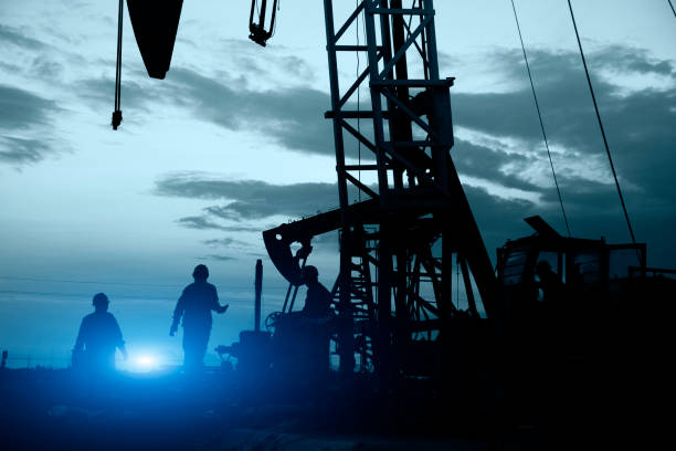 유전, 엔진오일 작업자 작업 - sunset oil rig oil industry energy 뉴스 사진 이미지