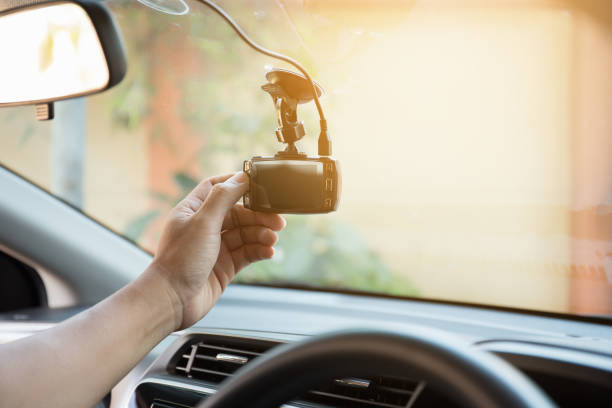 close-up do botão mão humana para registro de vídeo no carro - rear view mirror car mirror sun - fotografias e filmes do acervo