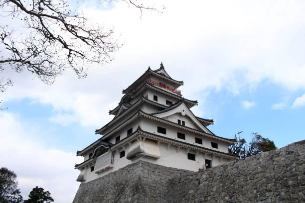 castelo de karatsu (karatsu-jo), que localizado à beira-mar. tomadas em saga, japão - period costume fotos - fotografias e filmes do acervo