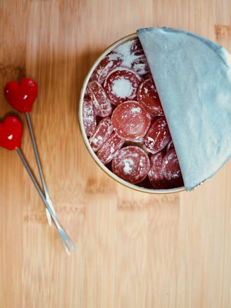 white day candy - raspberry heart shape gelatin dessert valentines day imagens e fotografias de stock