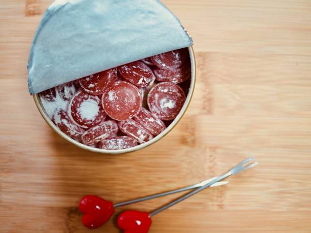 white day candy - raspberry heart shape gelatin dessert valentines day imagens e fotografias de stock