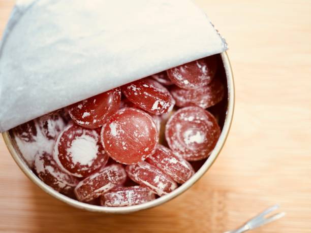 white day candy - raspberry heart shape gelatin dessert valentines day imagens e fotografias de stock