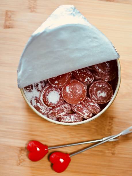 white day candy - raspberry heart shape gelatin dessert valentines day imagens e fotografias de stock