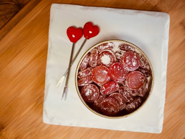 white day candy - raspberry heart shape gelatin dessert valentines day imagens e fotografias de stock