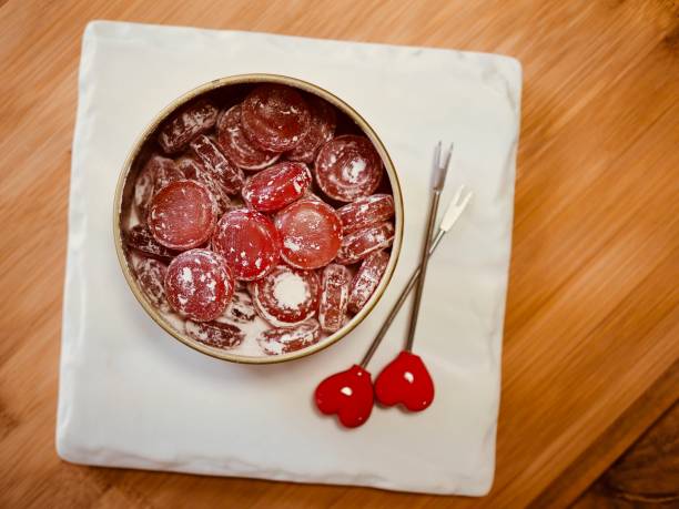 white day candy - raspberry heart shape gelatin dessert valentines day imagens e fotografias de stock