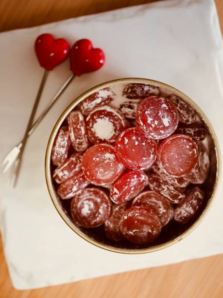 white day candy - raspberry heart shape gelatin dessert valentines day imagens e fotografias de stock