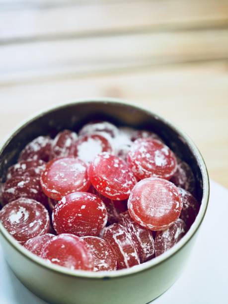 white day candy - raspberry heart shape gelatin dessert valentines day imagens e fotografias de stock