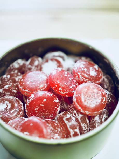white day candy - raspberry heart shape gelatin dessert valentines day imagens e fotografias de stock