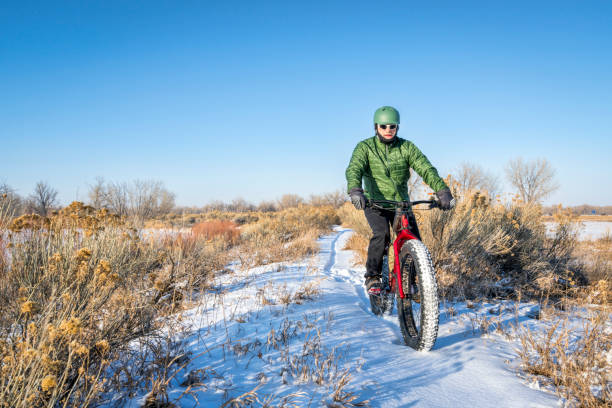 istock riding fat bike in winter 923565666