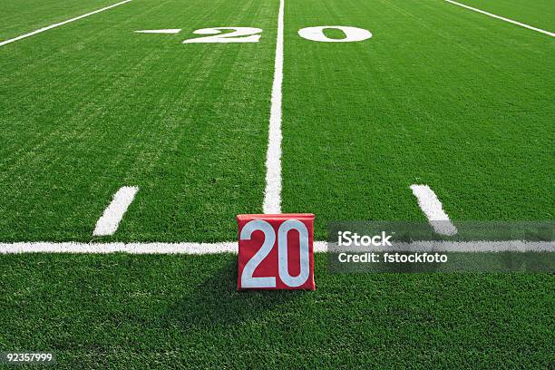 Línea De Las 20 Yardas Foto de stock y más banco de imágenes de Fútbol americano - Fútbol americano, Yarda, Actividades recreativas