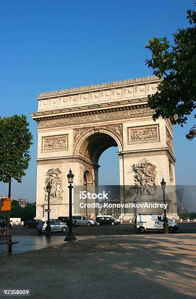 Arco Do Triunfo Paris - Fotografias de stock e mais imagens de Alto - Descrição Física - Alto - Descrição Física, Ao Ar Livre, Arco - Caraterística arquitetural