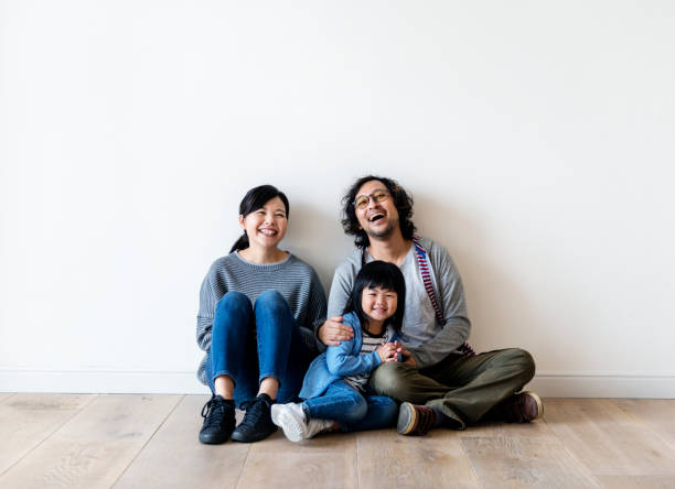asiatische familie kaufen neues haus - japanischer abstammung fotos stock-fotos und bilder
