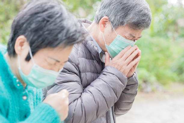 старая пара остыть - allergy pollen tree hay fever стоковые фото и изображения