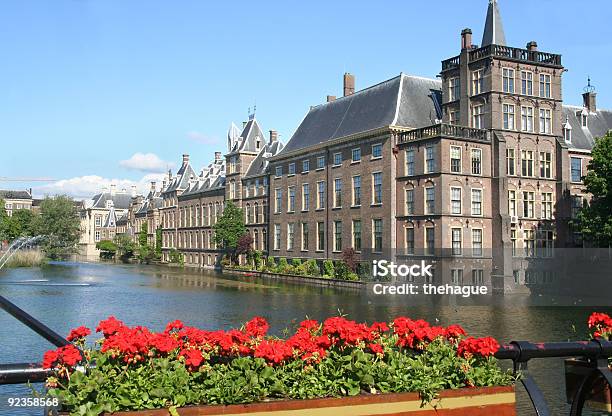 Foto de Parlamento Neerlandês e mais fotos de stock de Binnenhof - Binnenhof, Haia - Sul da Holanda, Vermelho