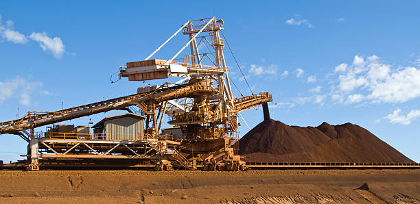 apilador mineral de hierro minería australia occidental - reclaimer fotografías e imágenes de stock