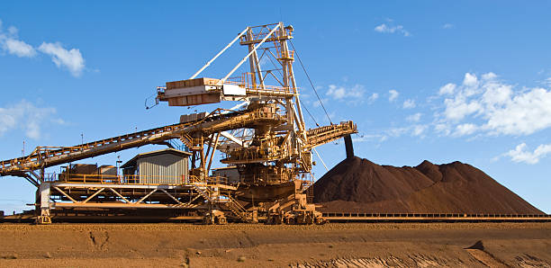 Stacker Iron Ore Mining Western Australia  Reclaimer stock pictures, royalty-free photos & images