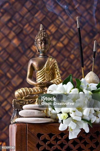 Buddha Con Varillas De Incienso Y Flores Foto de stock y más banco de imágenes de Asia del Este - Asia del Este, Bambú - Material, Blanco - Color