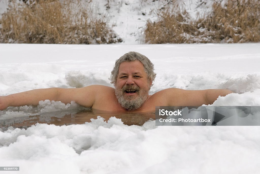 Homme dans la glace-trou - Photo de Adulte libre de droits