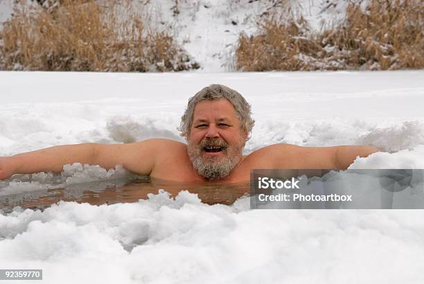 Man In The 빙판호울 강에 대한 스톡 사진 및 기타 이미지 - 강, 겨울, 구멍