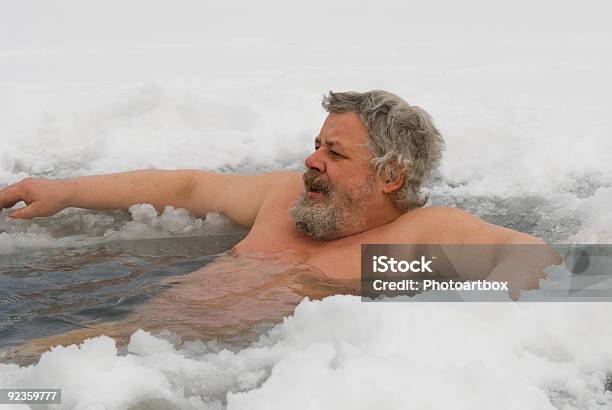 Hombre En El Iceorificio Foto de stock y más banco de imágenes de Invierno - Invierno, Natación, Hielo