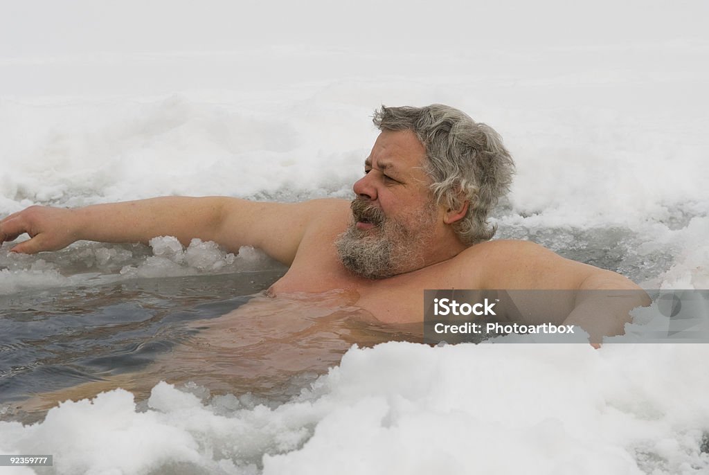 Homem no buraco no Gelo - Royalty-free Inverno Foto de stock