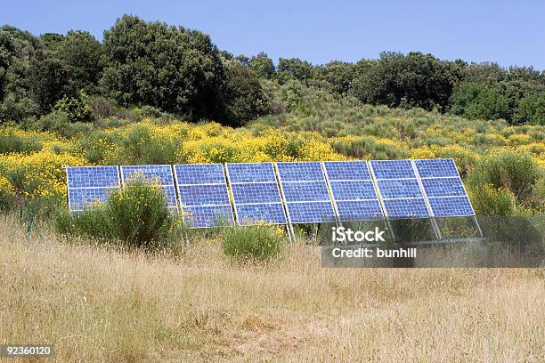 Pannelli Solarienergia Alternativa In Sede Remota - Fotografie stock e altre immagini di Ambientazione esterna - Ambientazione esterna, Apparecchiatura solare, Composizione orizzontale