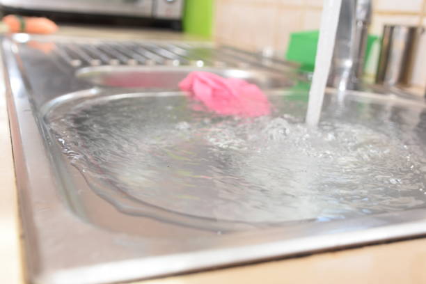 istock Flooding in the sink 923602168