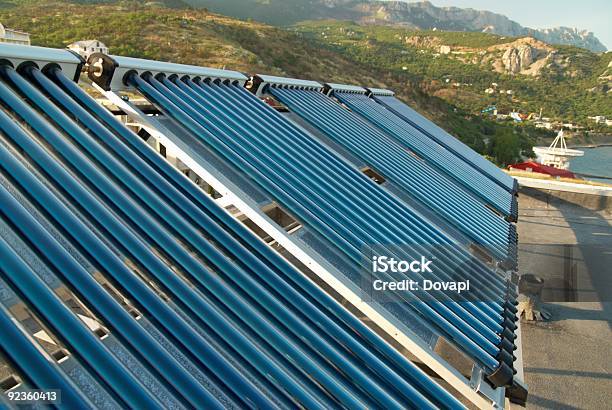 Vacío Sistema Solar De Calentamiento De Agua Foto de stock y más banco de imágenes de Agua - Agua, Aire libre, Azul